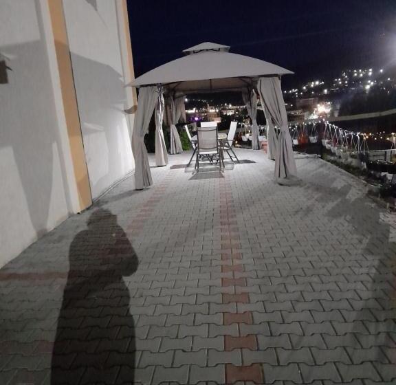 پانسیون Casa Adrian
