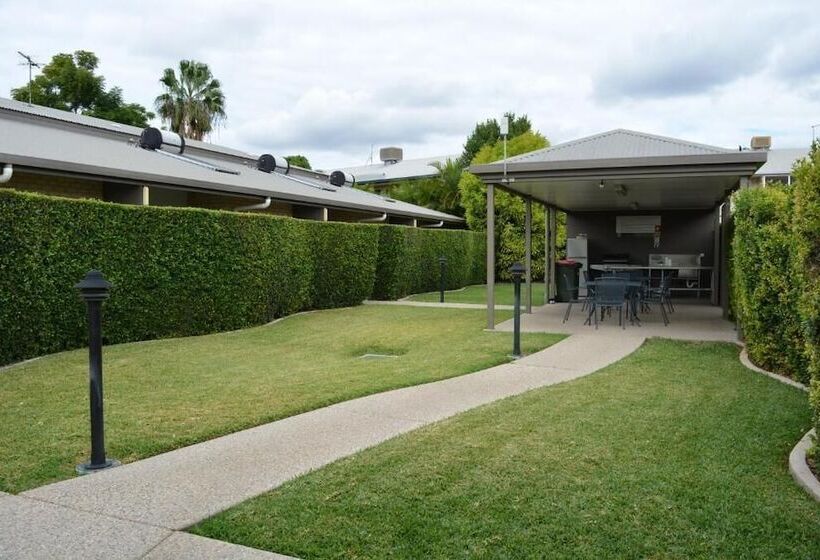 فندق Emerald Inn By Travellers