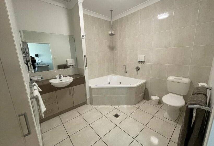 فندق Emerald Inn By Travellers