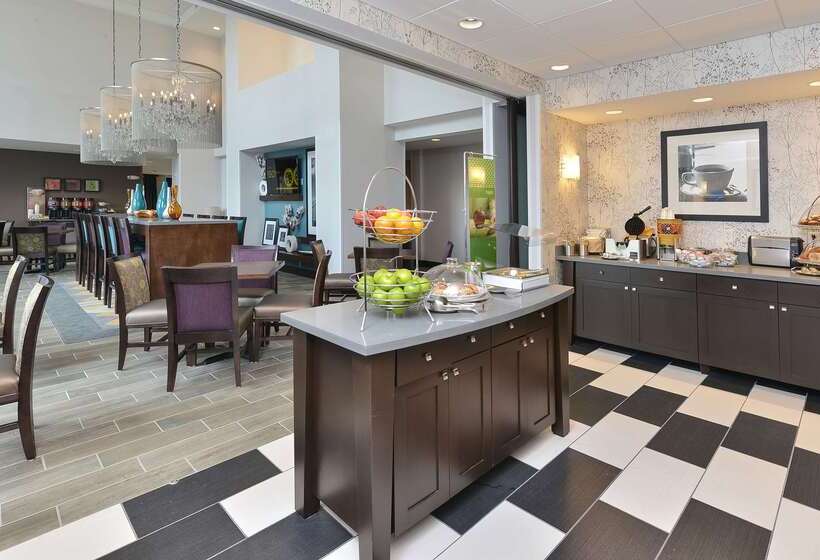 هتل Hampton Inn & Suites Des Moines Downtown