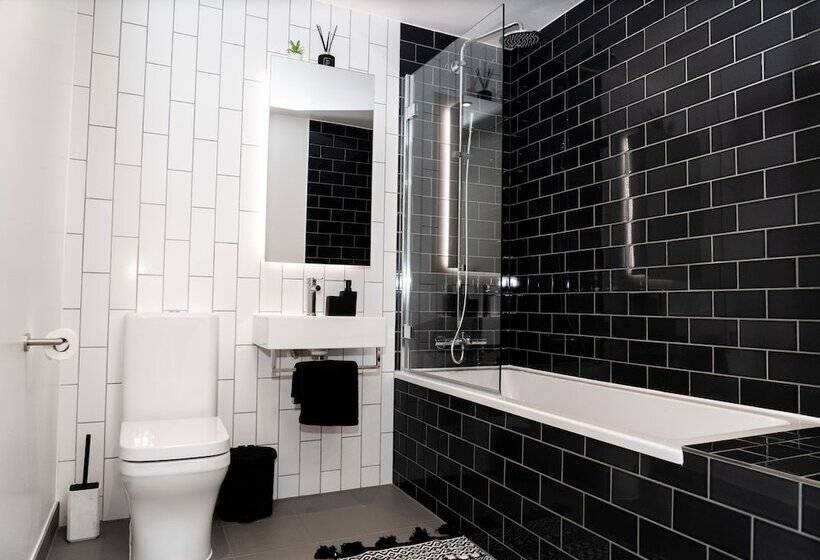 Royal Wharf   1 Bed   Balcony   River & City View