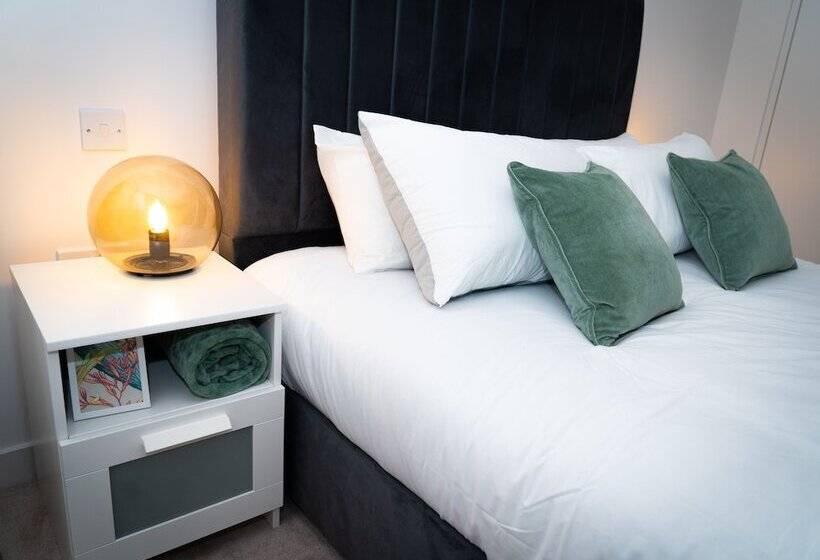 Royal Wharf   1 Bed   Balcony   River & City View