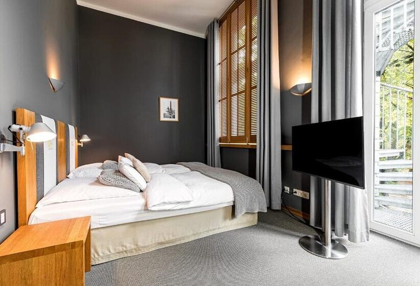 酒店 Yoho   The Young