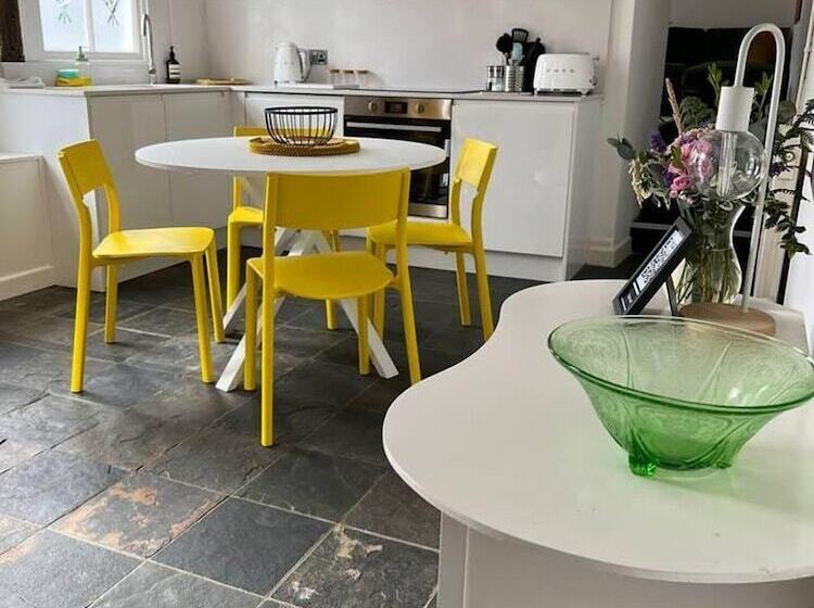 2 Bed Grade 2   Dates Back To 1500 S