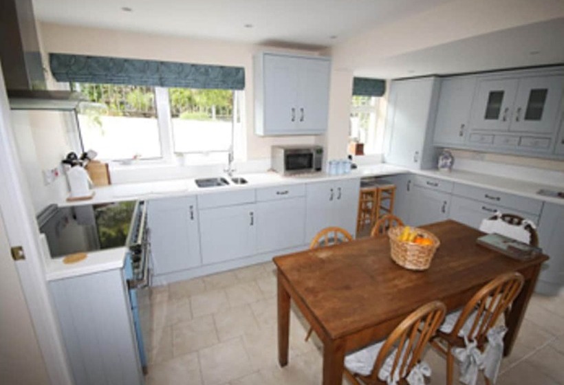 Spacious Detached House With Parking & Views