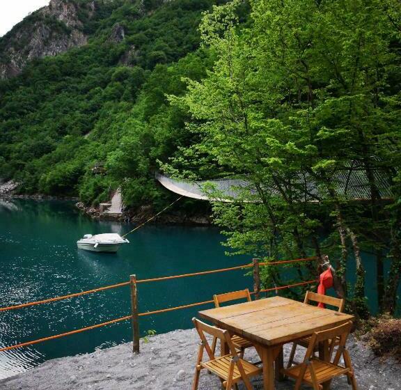 هاستل Riverside Komani Lake