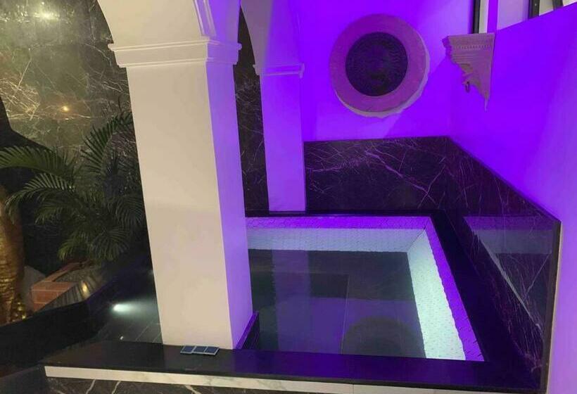 Golden Gorilla Villa With Private Pool & Jacuzzi