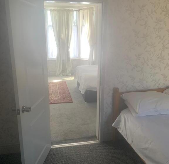 بنسيون The New Macleods Guest House