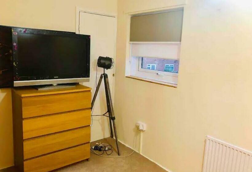 پانسیون Private Room 4 5 Minutes Drive To Luton Airport