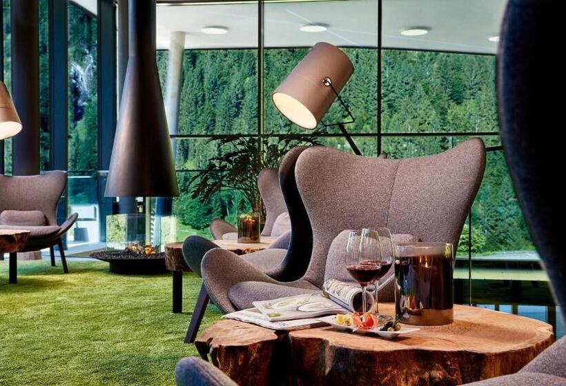 Отель Alpin Life Resort Lürzerhof