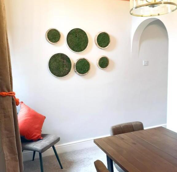 Logan House, Modern And Spacious Townhouse Close To City Centre