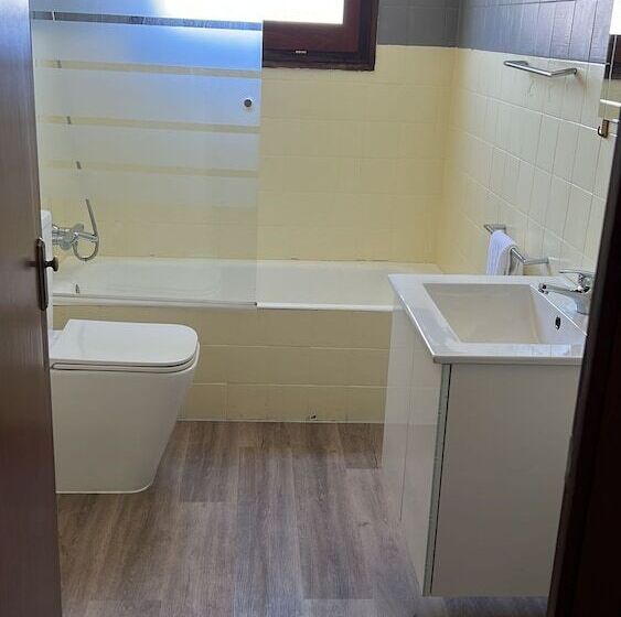 هتل Hostal Mega Darnius