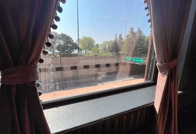 هتل The Oliver Inn