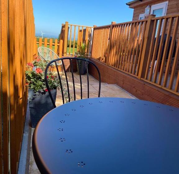The Beehive  Stunning Views   Hot Tub   Romantic
