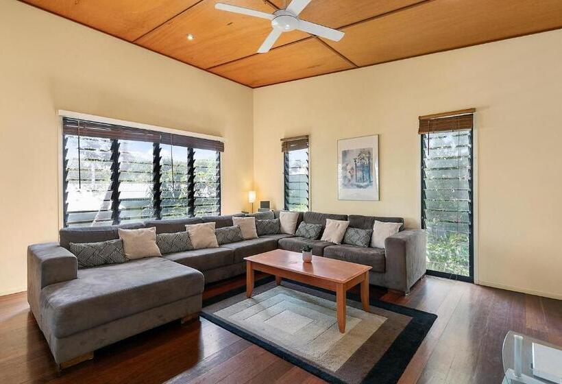 Coasting   Straddie Style Beach House