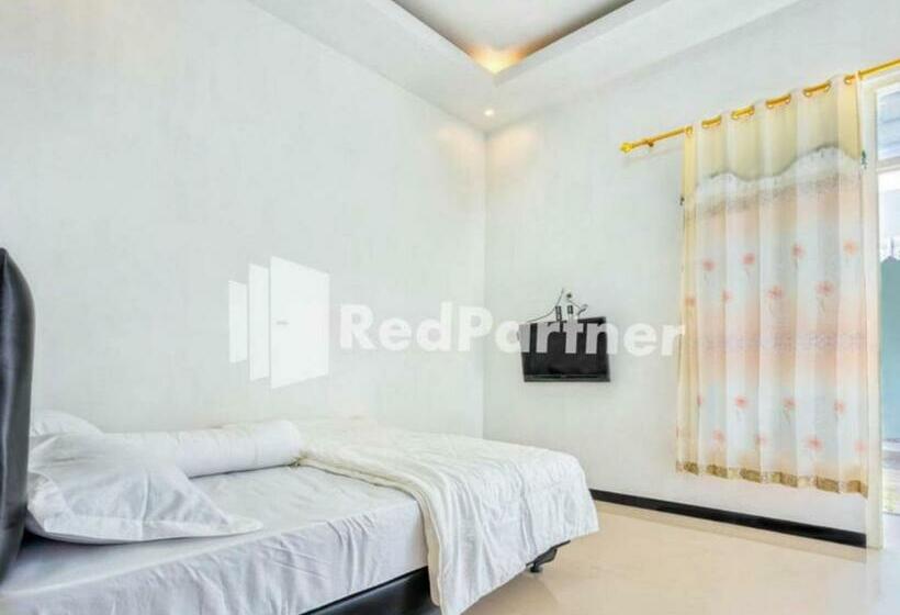 هتل Griya Rahayu Guesthouse Mitra Reddoorz Near Jatim Park 2 Batu