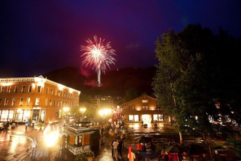 ホテル Luxury 3 Bedroom Downtown Aspen Vacation Rental With Amenities Including Heated Pool, Hot Tubs, Game
