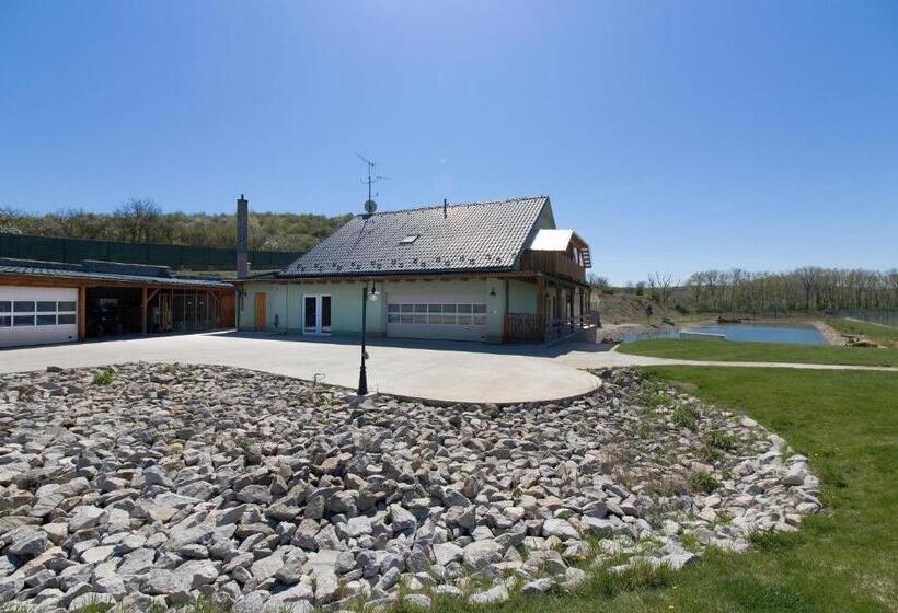 ホテル Apartmány Na Farmě