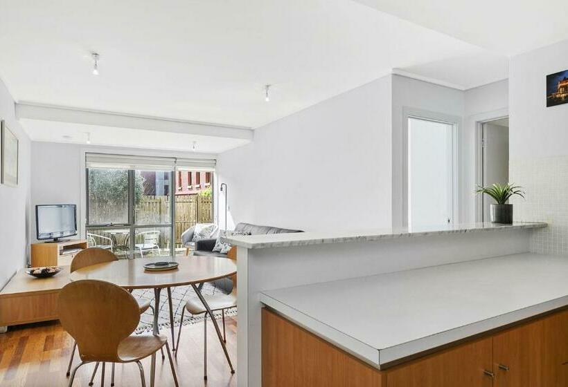 Apartment 6 Pacific Apartments