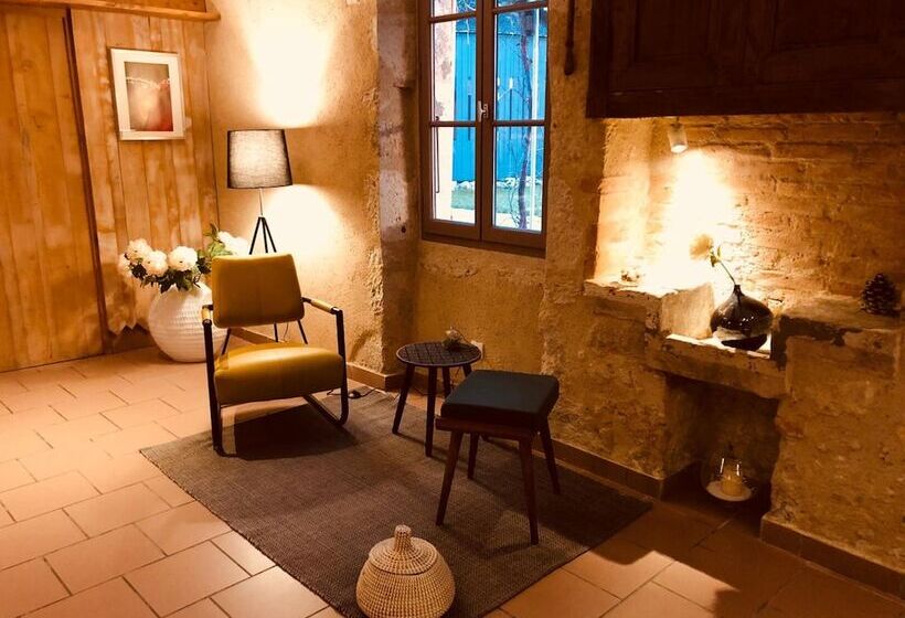 Отель Logis L'auberge De Larressingle