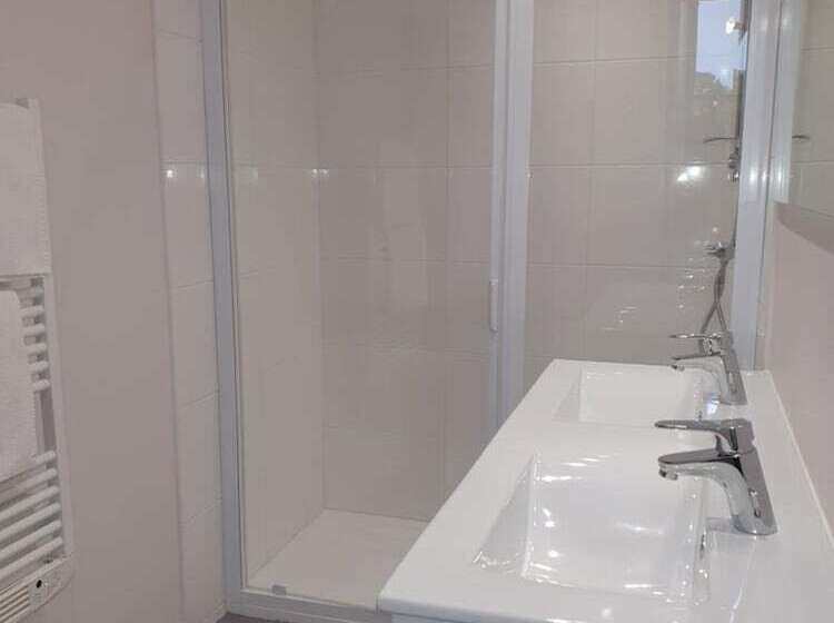 Отель Logis L'auberge De Larressingle