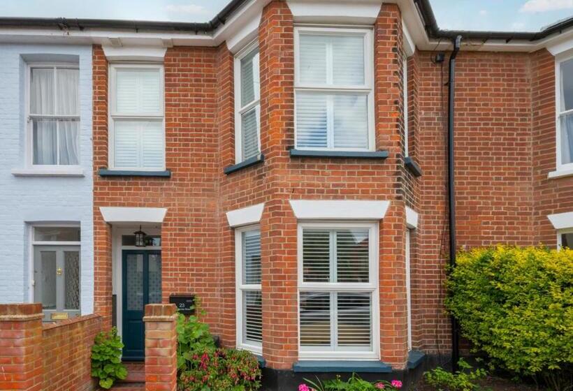 23 Stradbroke Road