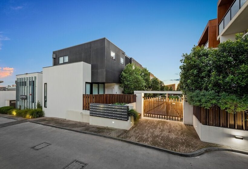 Staycentral   Northcote Townhouse With Study