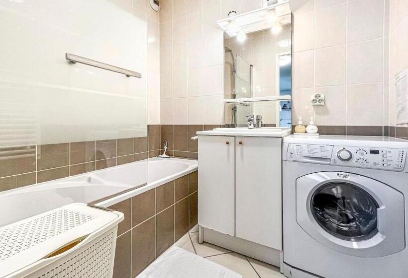 Homey Genius   à 100 M De La Douane/terrasse Privée