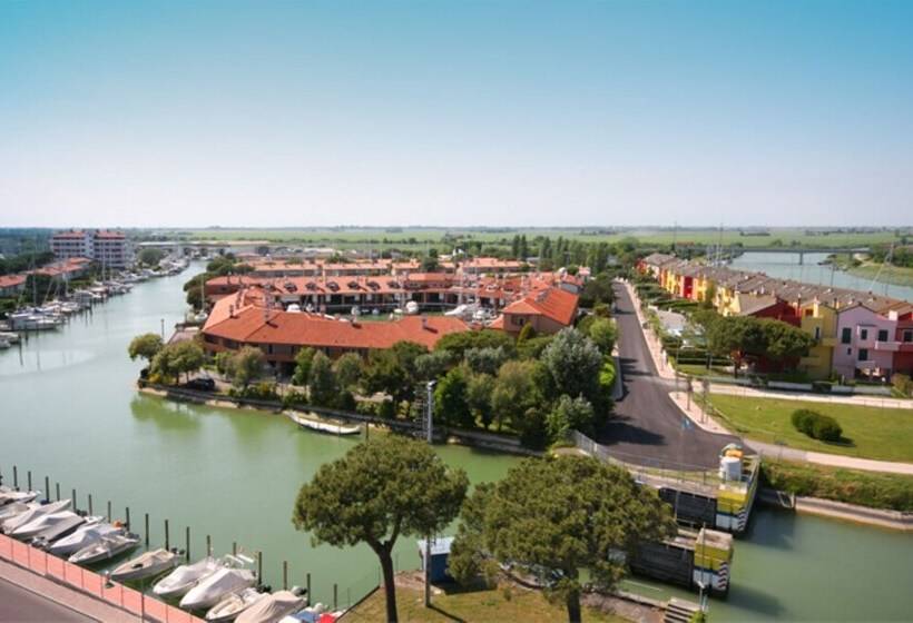 Central Flat, 130m From The Beach With Shared Pool