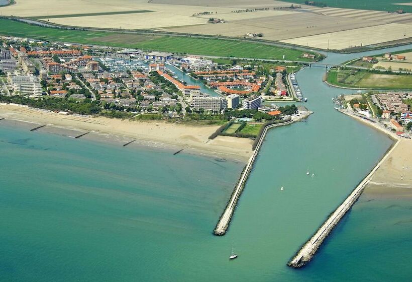 Central Flat, 130m From The Beach With Shared Pool