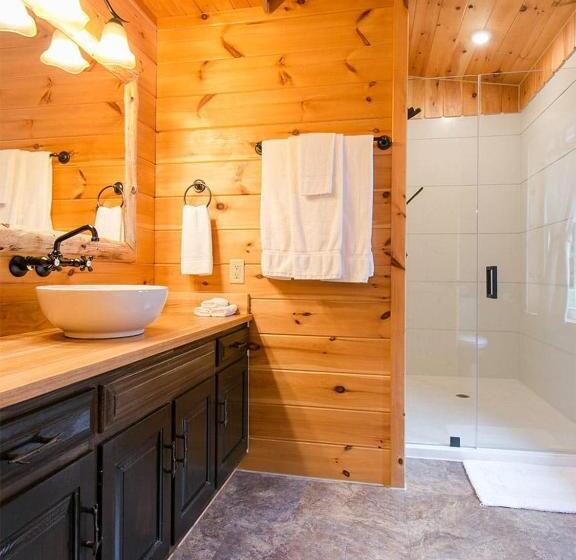 Отель Farmhouse Suites By Amish Country Lodging