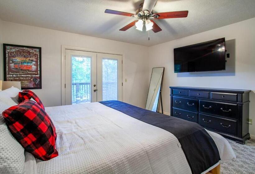 Little Cub Cottage   Mtn Views & Community Pools