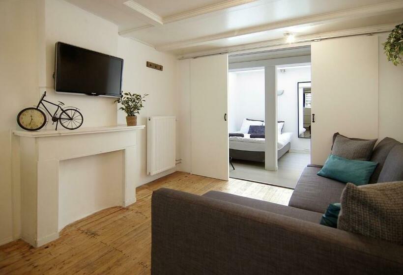 مبيت وإفطار Cosy Apartment Right In The City Center With Airco!