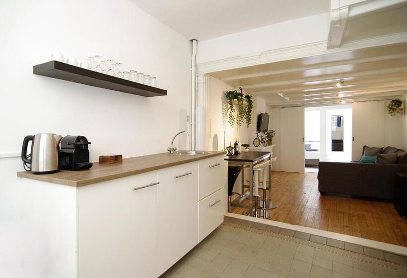 مبيت وإفطار Cosy Apartment Right In The City Center With Airco!