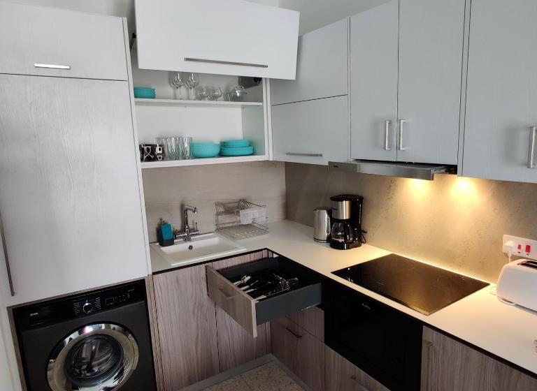 Lovely 1 Bedroom Unit @ Fabulous Location