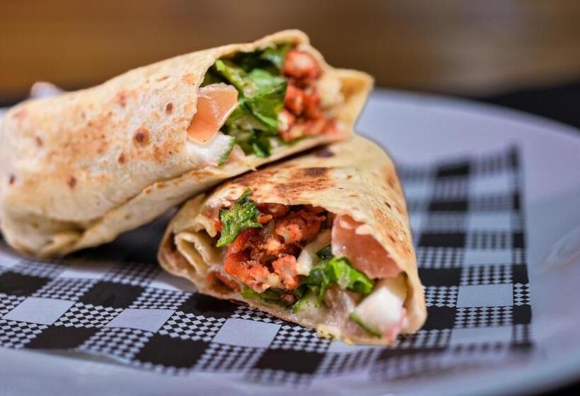 هتل Sailors Beach Fiji