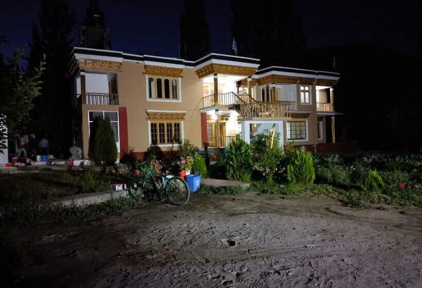 بنسيون La Tsas Guest House