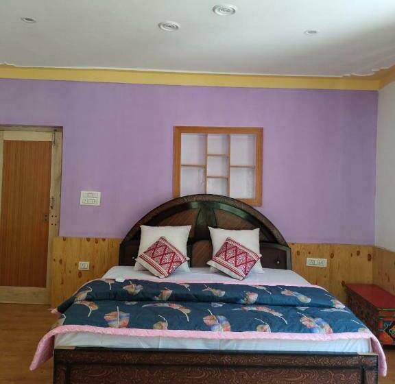 بنسيون La Tsas Guest House