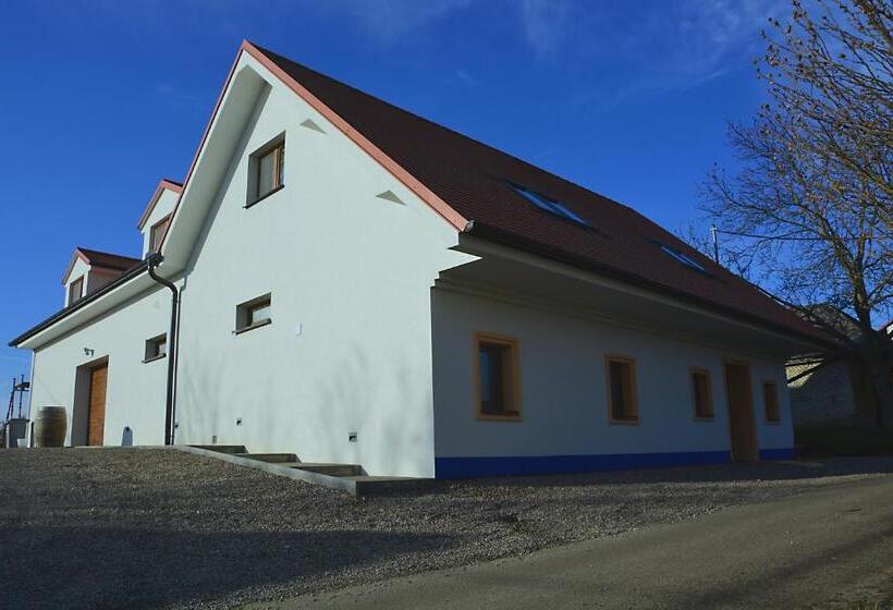 ペンション Vinařství Výmola