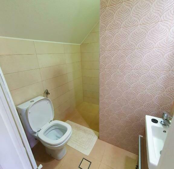 تختخواب و صبحانه Virág Panzió