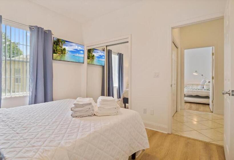 Villa Las Palmas Beautiful Fenced In Pool Home With Spa  Sleeps 8