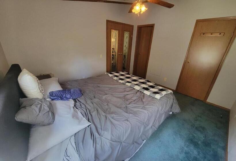 Camp Not Found   3 Queen Bedrooms By The Lake