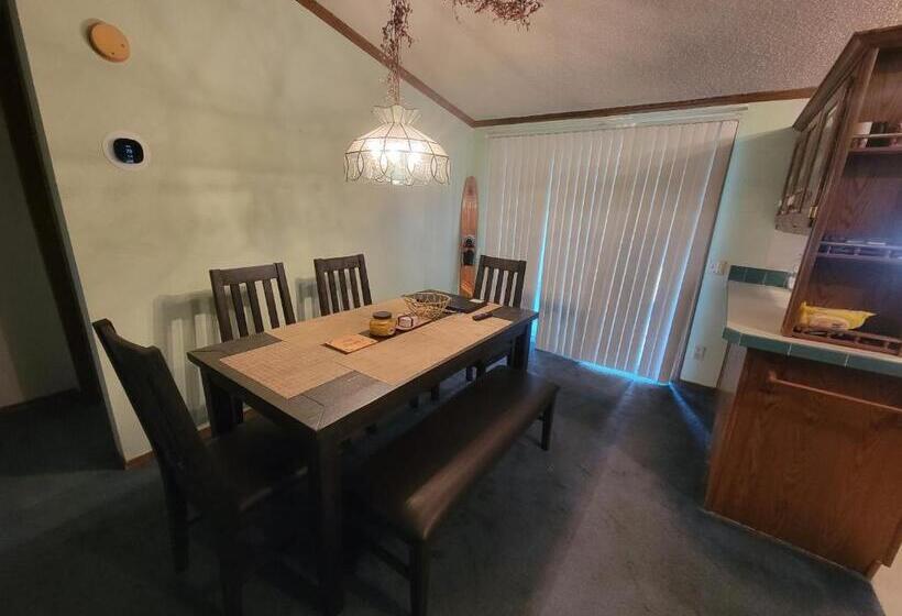 Camp Not Found   3 Queen Bedrooms By The Lake