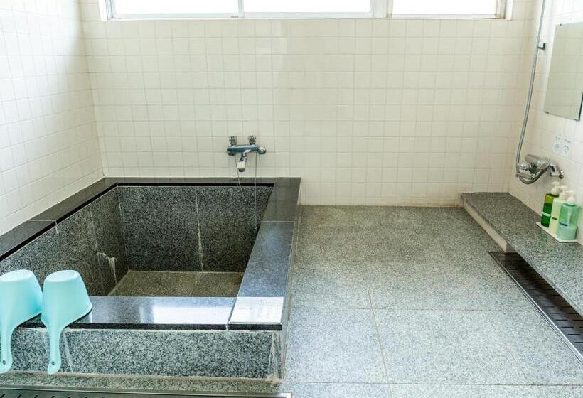 هتل 直島町ふるさと海の家 つつじ荘  Seaside Park Stay Tsutsujiso