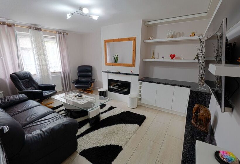 Immaculate 2 Bed Apartment In Isleworth By River