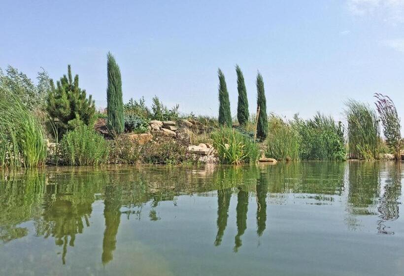 هتل Lake View Apartments Near Golf Resort Kunětická Hora, Dříteč