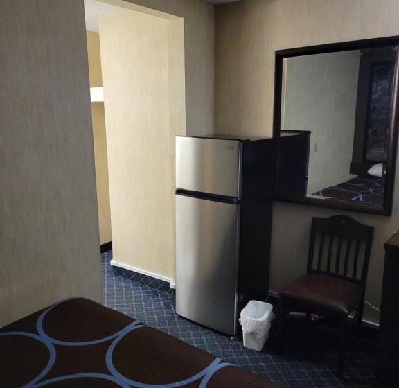هتل Super 8 North Red Deer