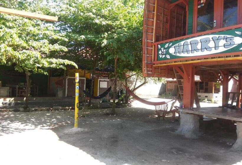 بنسيون Harry S Ocean House Watukarung Homestay