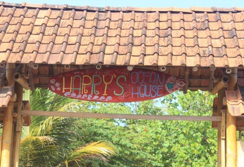 بنسيون Harry S Ocean House Watukarung Homestay