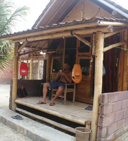 بنسيون Harry S Ocean House Watukarung Homestay